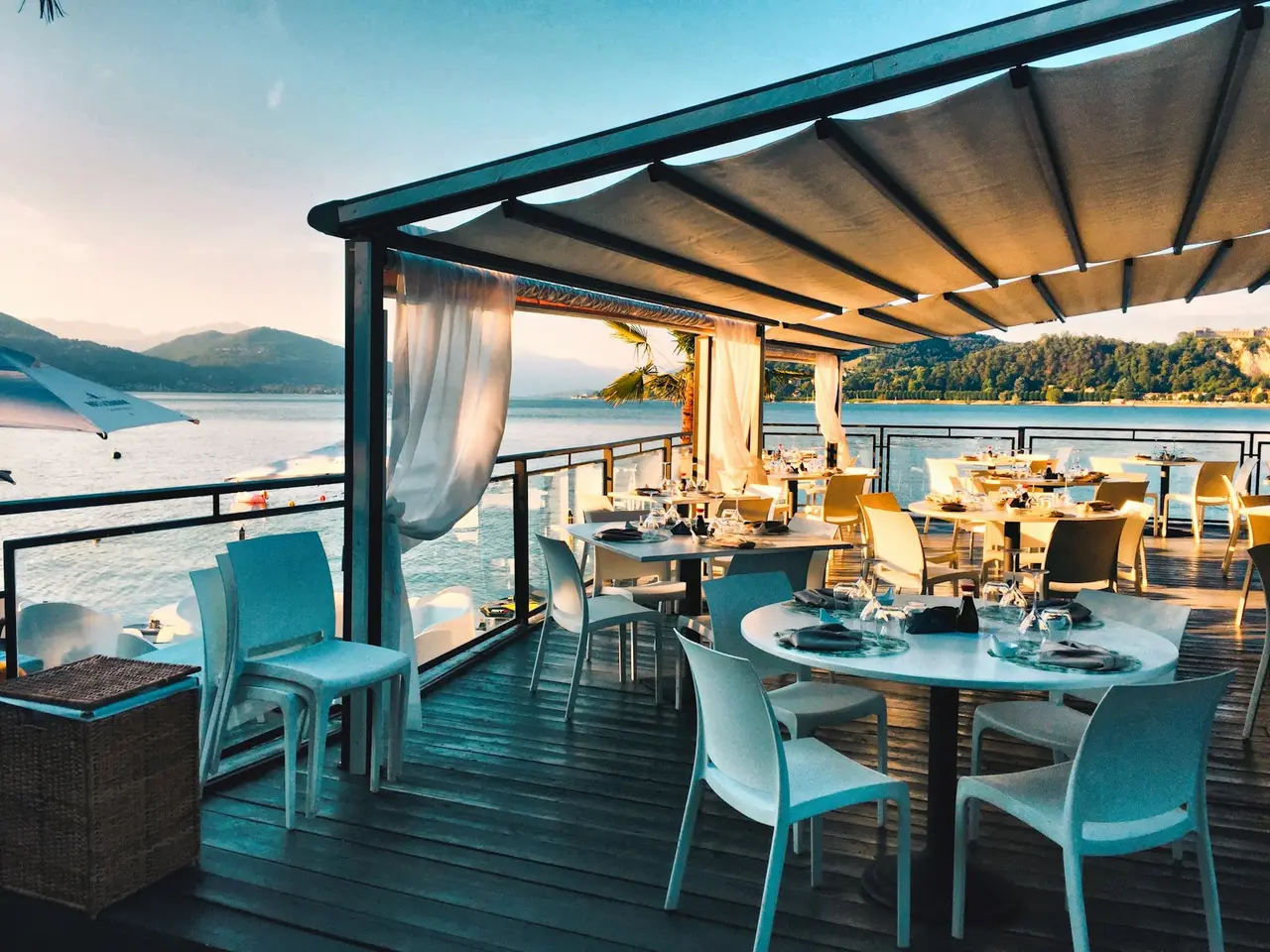 Terraza de un restaurante junto al mar al atardecer