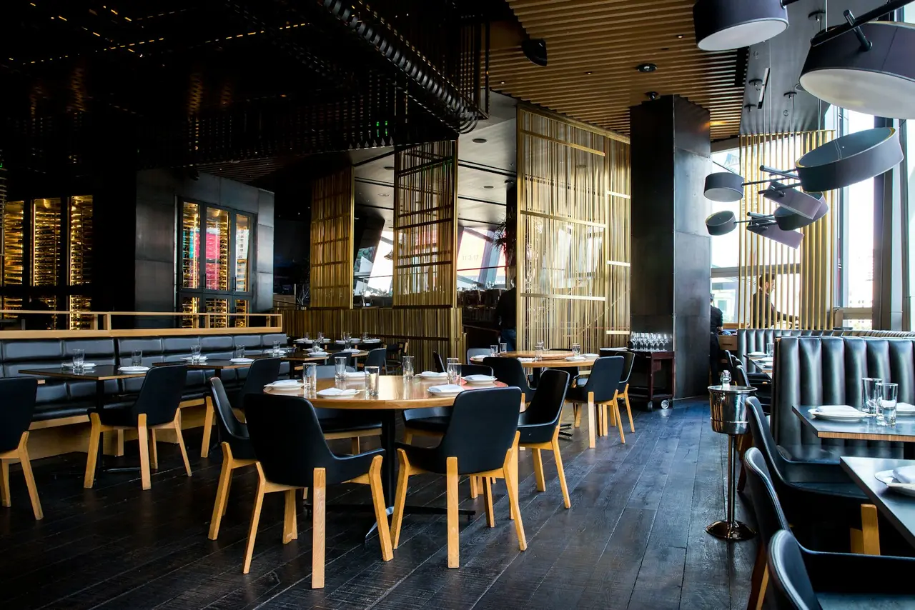 Interior de un restaurante moderno con mesas