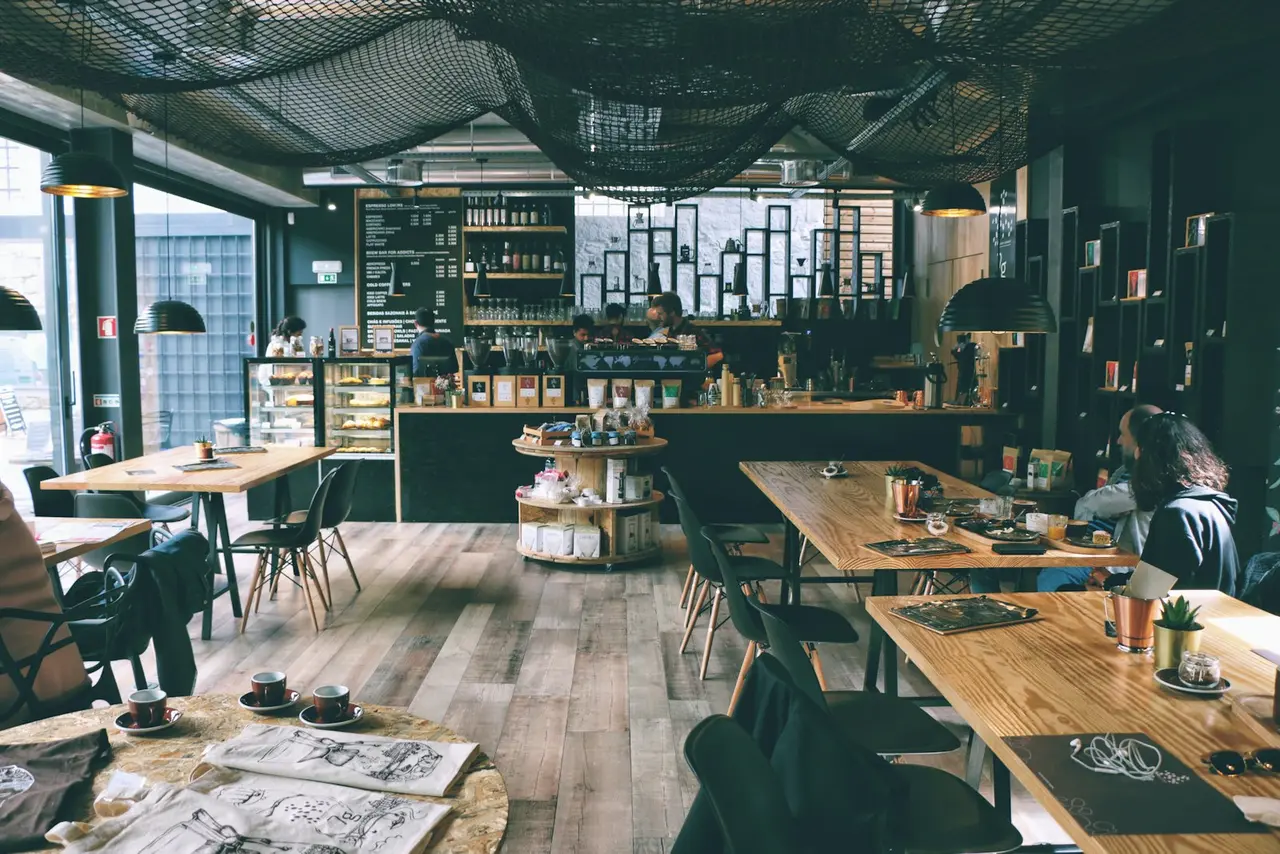 Interior de una cafetería moderna con clientes